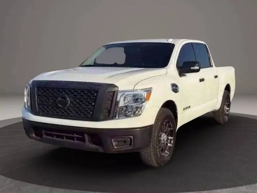 2017 Nissan Titan SV photo 1