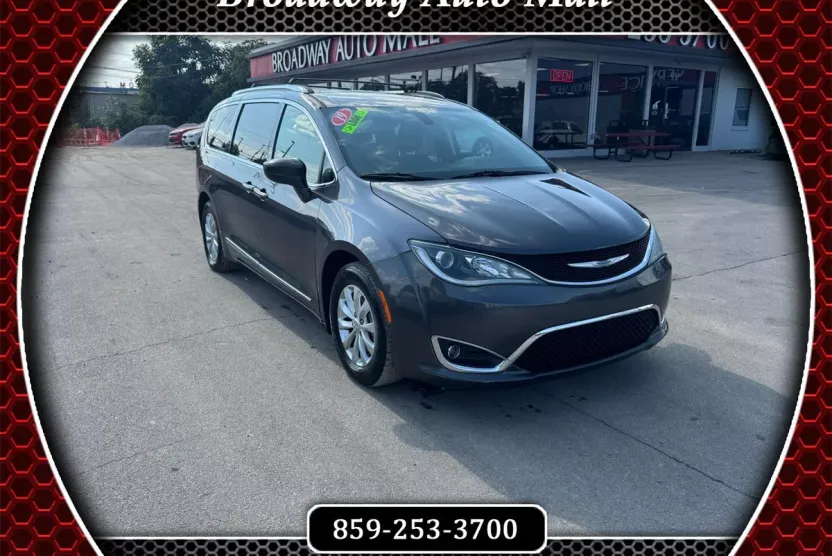 2019 Chrysler Pacifica Touring L photo 1