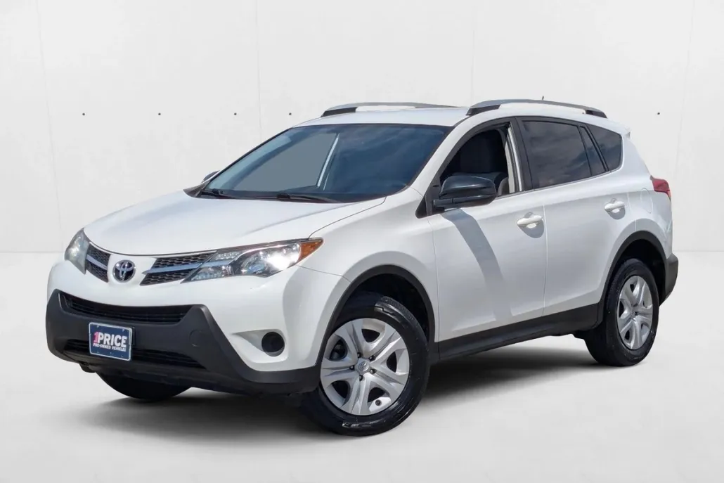 2015 Toyota RAV4 LE photo 1