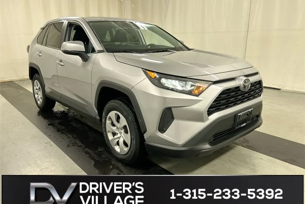 2022 Toyota RAV4 LE photo 1