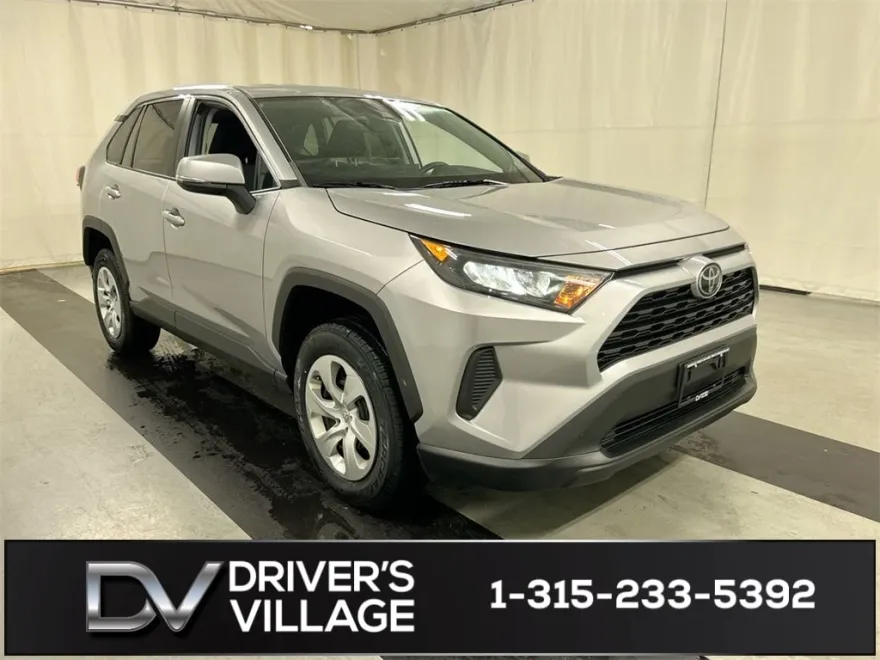 2022 Toyota RAV4 LE photo 1