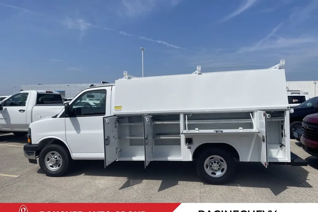 2025 Chevrolet Express Cutaway 3500 photo 1