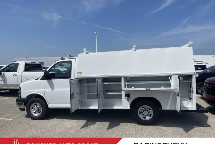 2025 Chevrolet Express Cutaway 3500 photo 1