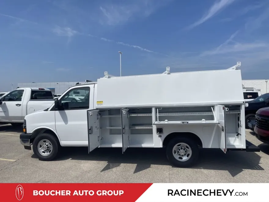 2025 Chevrolet Express Cutaway 3500 photo 1