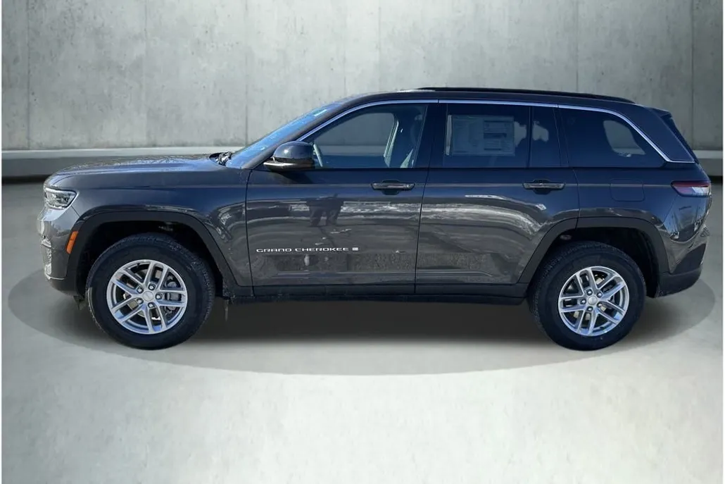 2025 Jeep Grand Cherokee Laredo photo 1