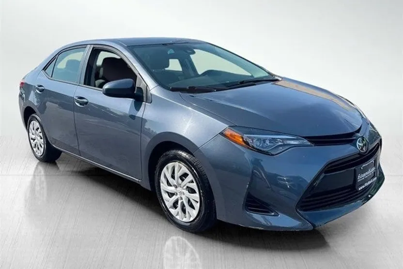 2019 Toyota Corolla LE photo 1