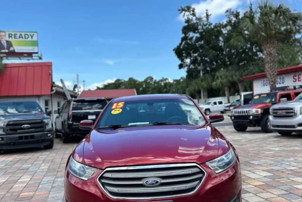 2015 Ford Taurus SEL photo 1