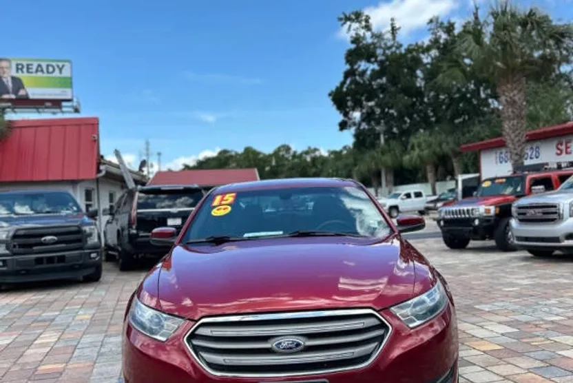 2015 Ford Taurus SEL photo 1