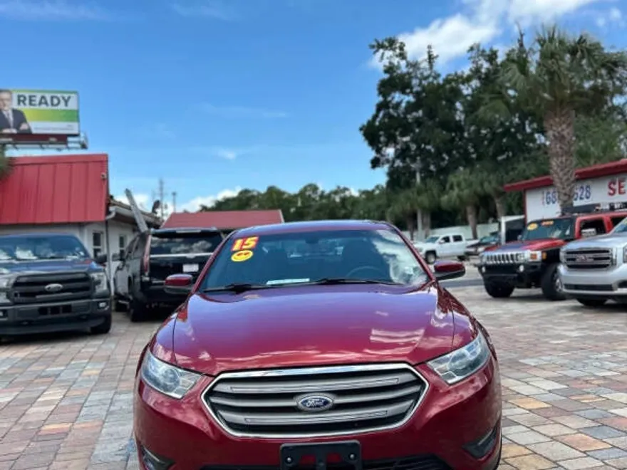 2015 Ford Taurus SEL photo 1