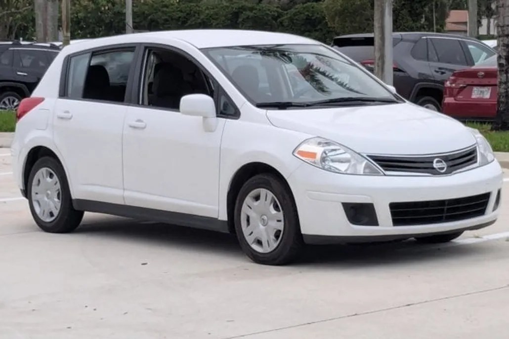2011 Nissan Versa 1.8 S photo 1