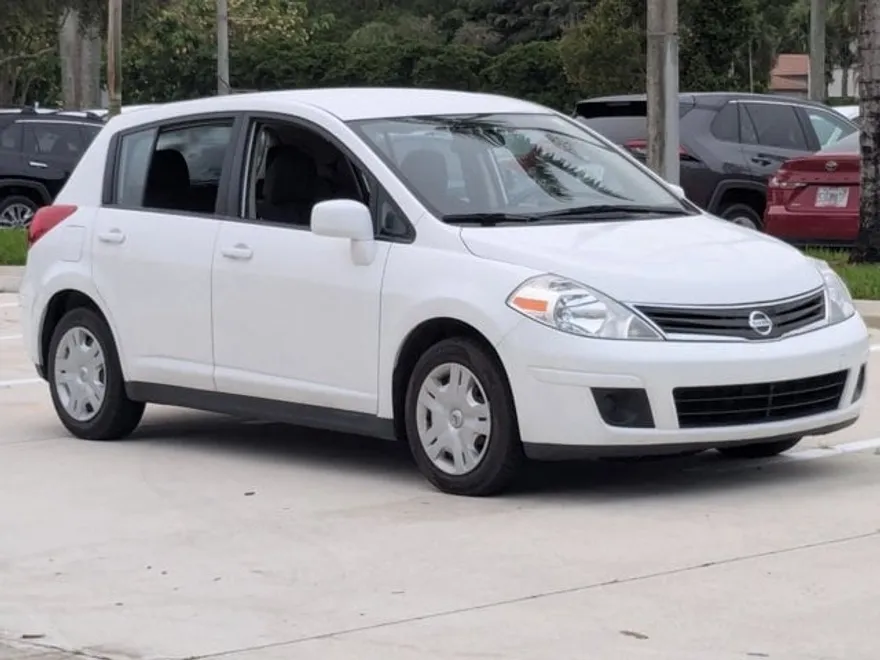 2011 Nissan Versa 1.8 S photo 1