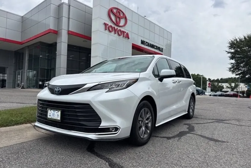 2023 Toyota Sienna XLE photo 1