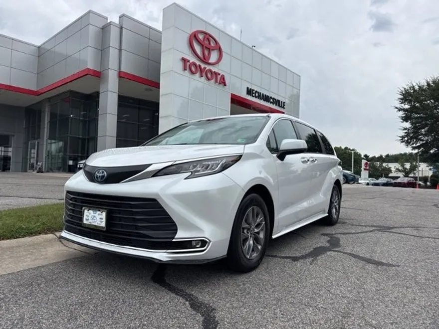 2023 Toyota Sienna XLE photo 1