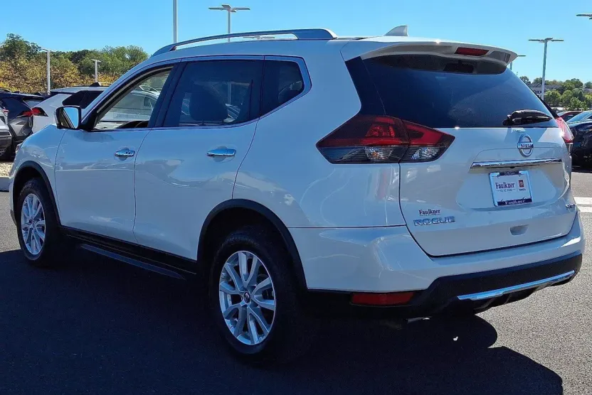 2018 Nissan Rogue AWD SV photo 1