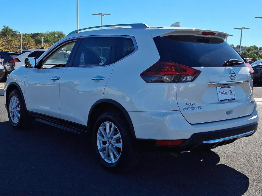 2018 Nissan Rogue AWD SV photo 1