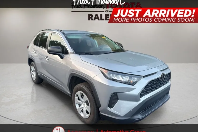 2020 Toyota RAV4 LE photo 1