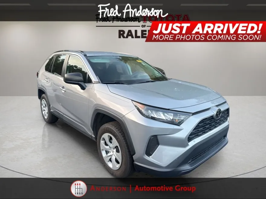 2020 Toyota RAV4 LE photo 1