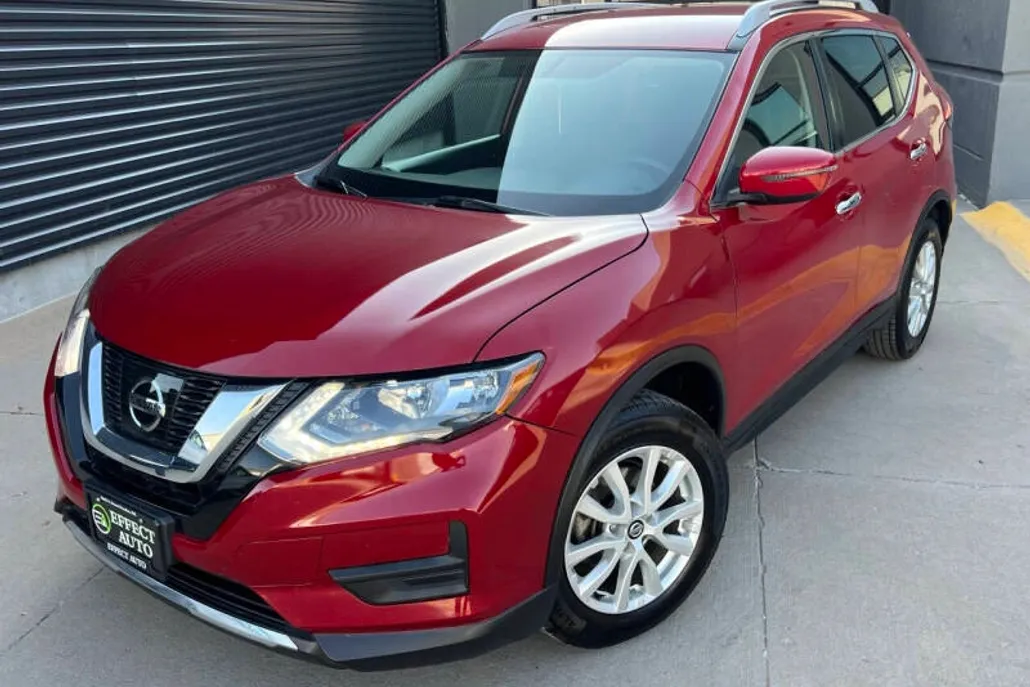 2017 Nissan Rogue SV photo 1