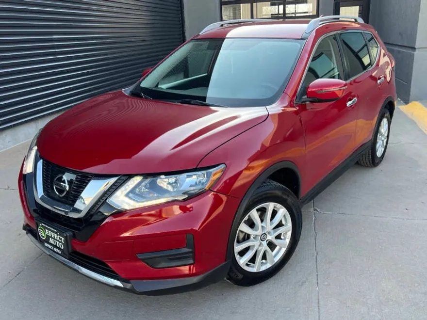 2017 Nissan Rogue SV photo 1