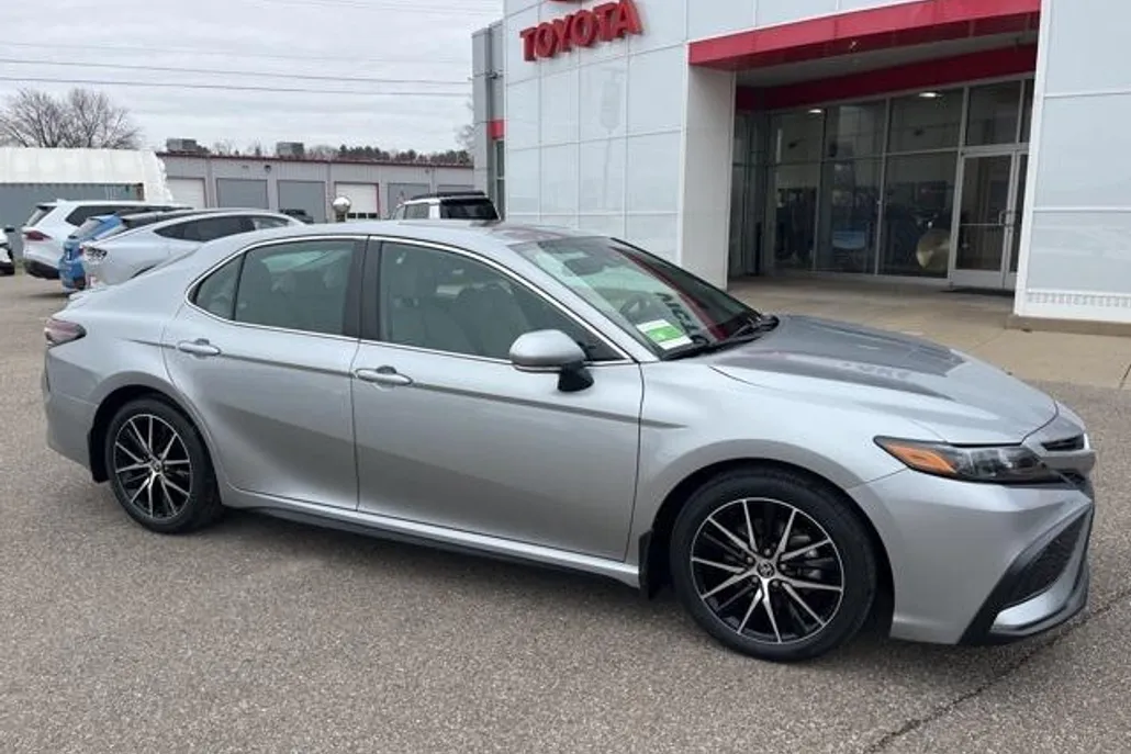 2022 Toyota Camry SE photo 1