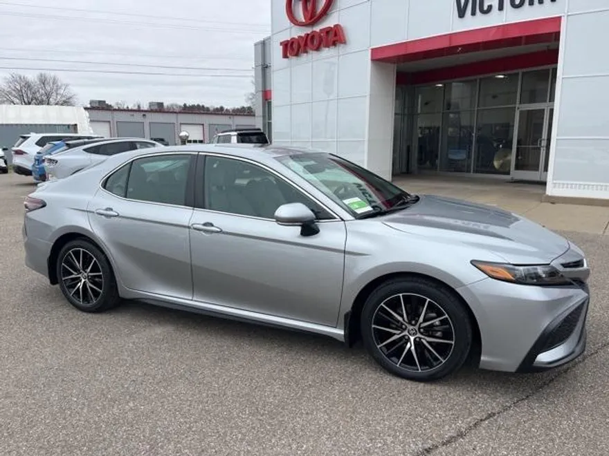 2022 Toyota Camry SE photo 1