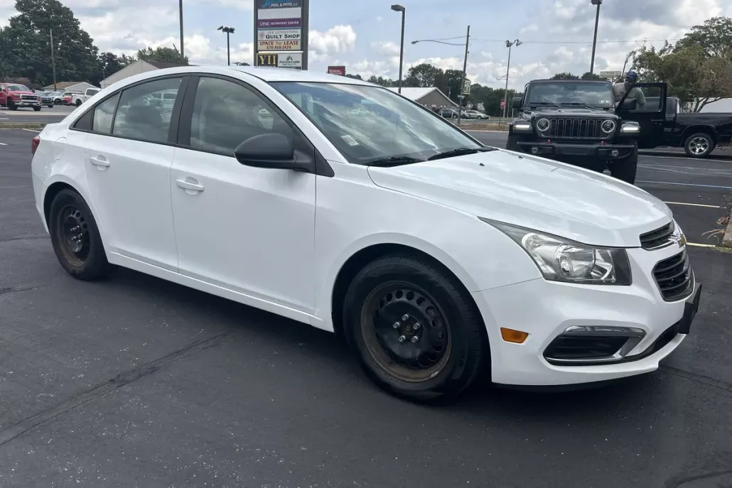 2015 Chevrolet Cruze LS photo 1