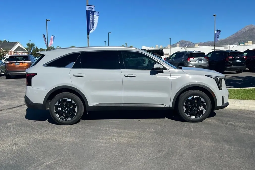 2024 Kia Sorento S photo 1