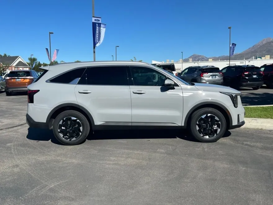 2024 Kia Sorento S photo 1