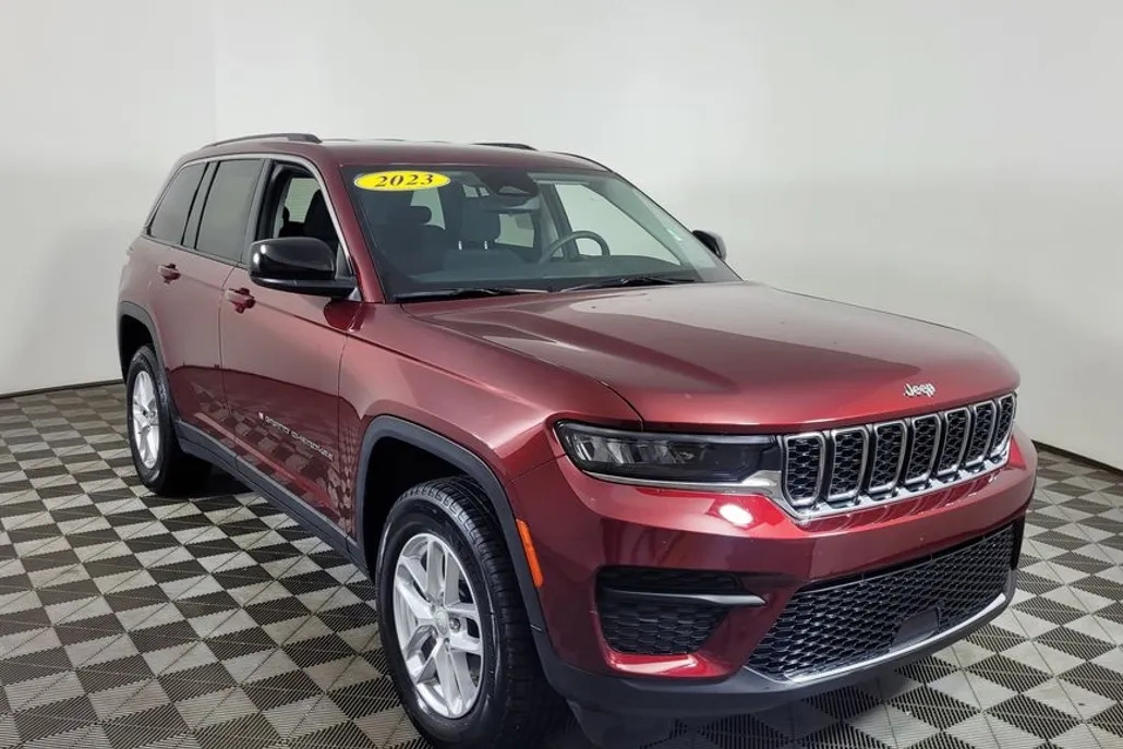 2023 Jeep Grand Cherokee Laredo photo 1
