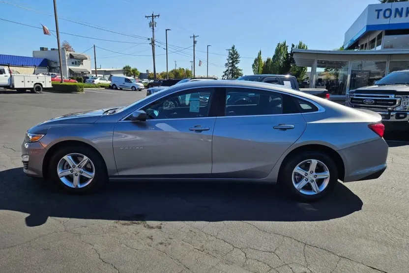 2025 Chevrolet Malibu photo 1