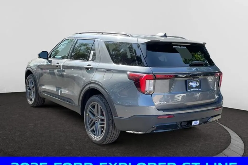 2025 Ford Explorer ST-Line photo 1