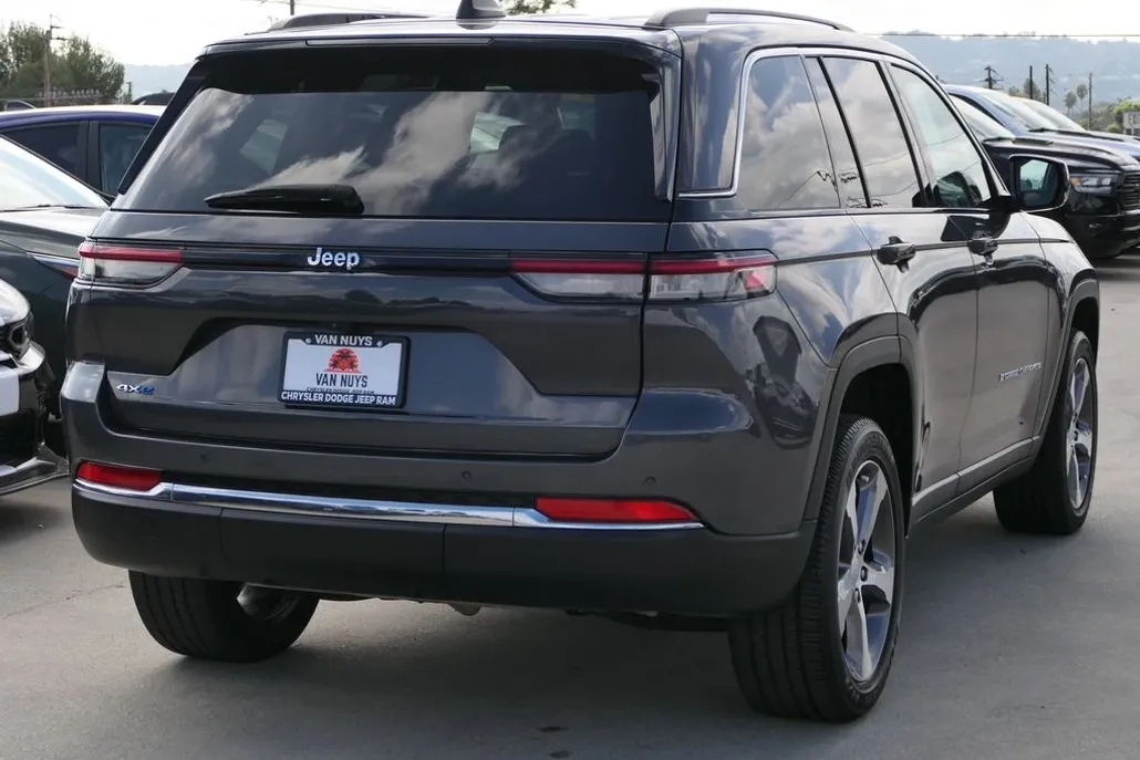 2024 Jeep Cherokee Base photo 1