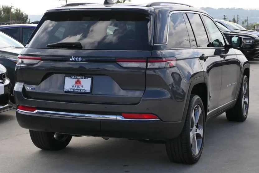 2024 Jeep Cherokee Base photo 1