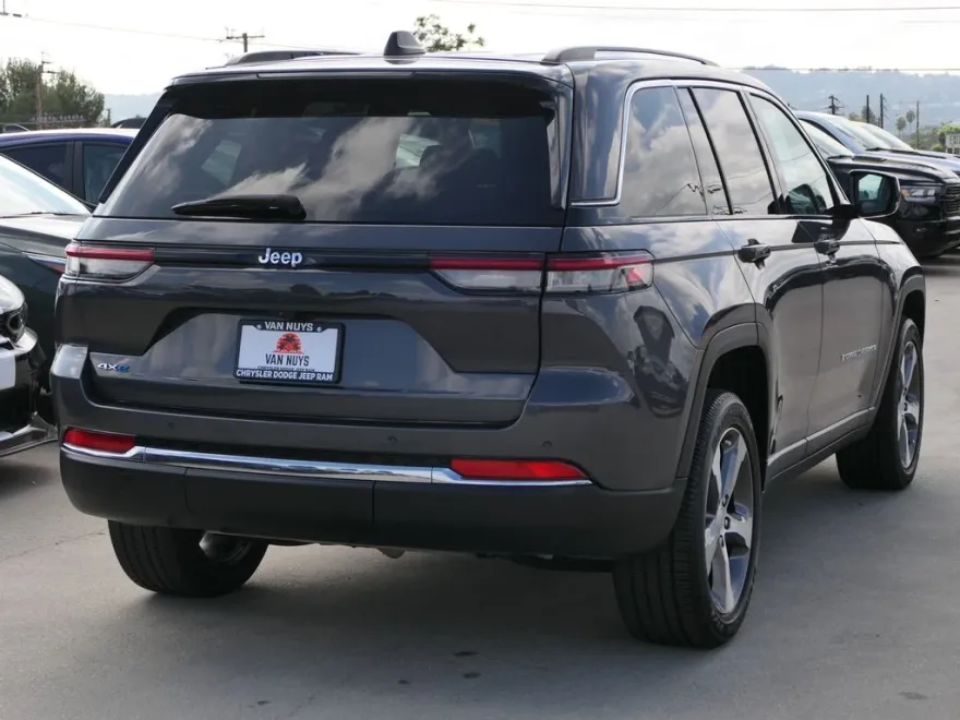 2024 Jeep Cherokee Base photo 1