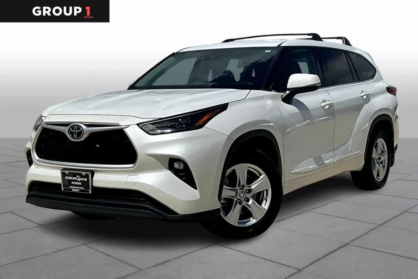 2022 Toyota Highlander LE photo 1