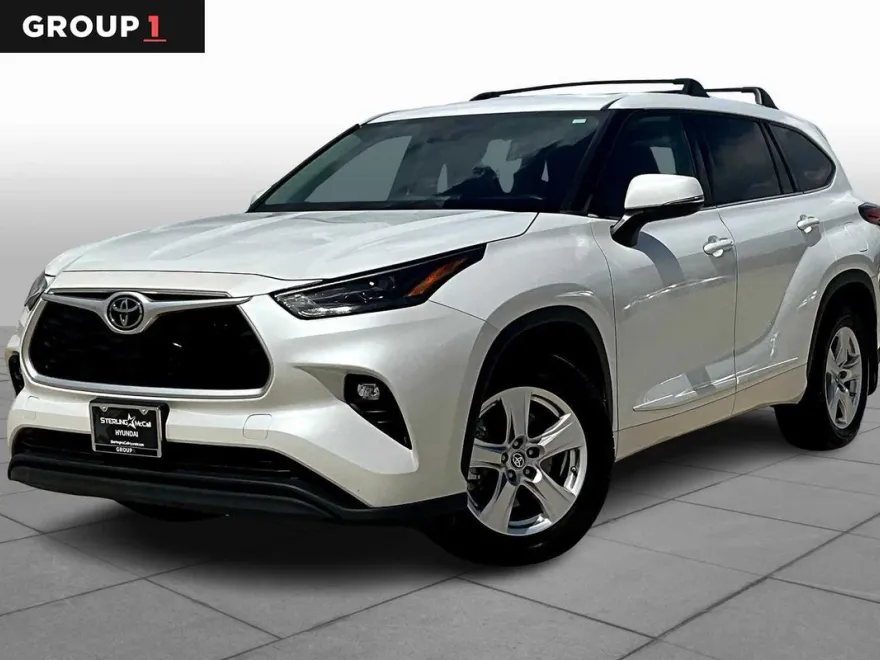 2022 Toyota Highlander LE photo 1