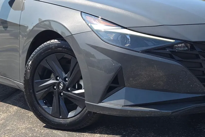 2023 Hyundai Elantra SEL photo 1
