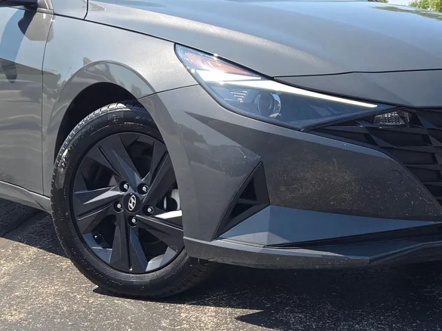 2023 Hyundai Elantra SEL photo 1