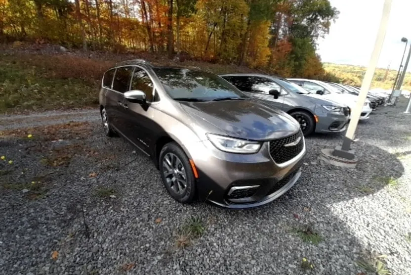 2023 Chrysler Pacifica Hybrid Pinnacle photo 1