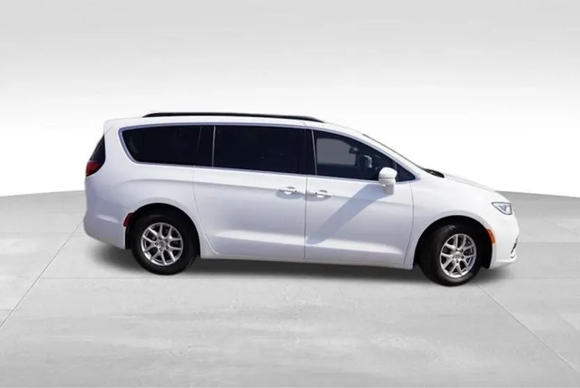 2022 Chrysler Pacifica Touring L photo 1
