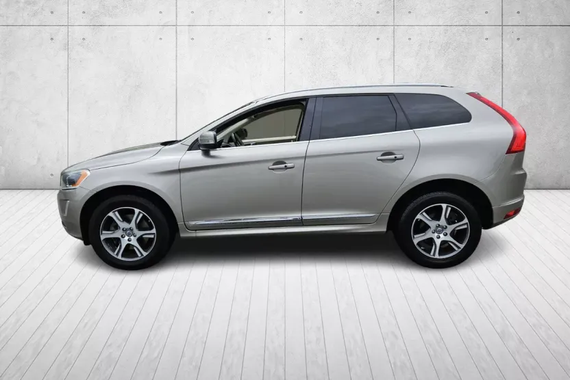 2015 Volvo XC60 T6 Platinum photo 1