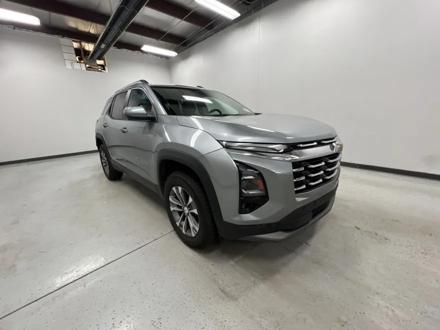 2025 Chevrolet Equinox LT photo 1