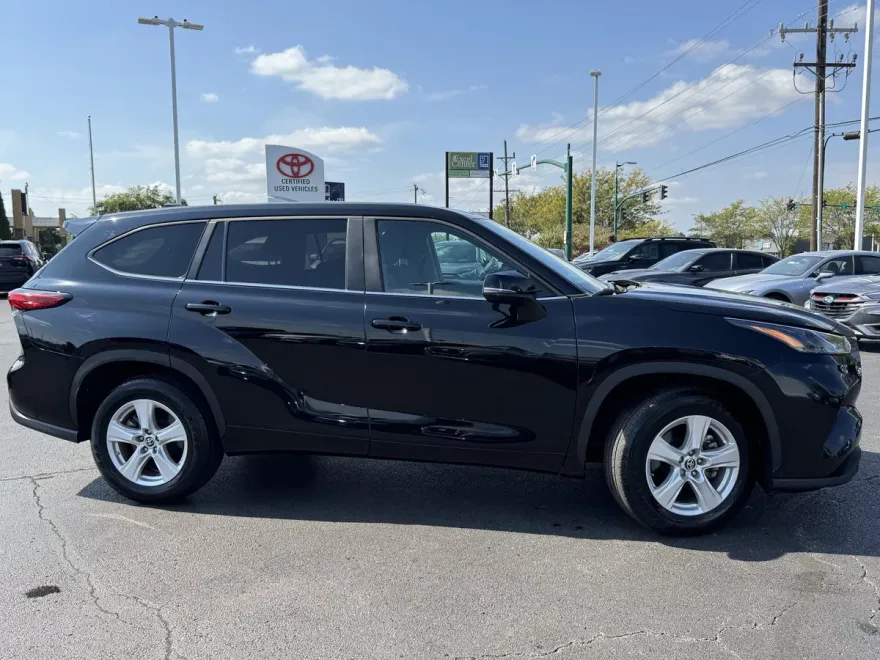 2023 Toyota Highlander Hybrid LE photo 1