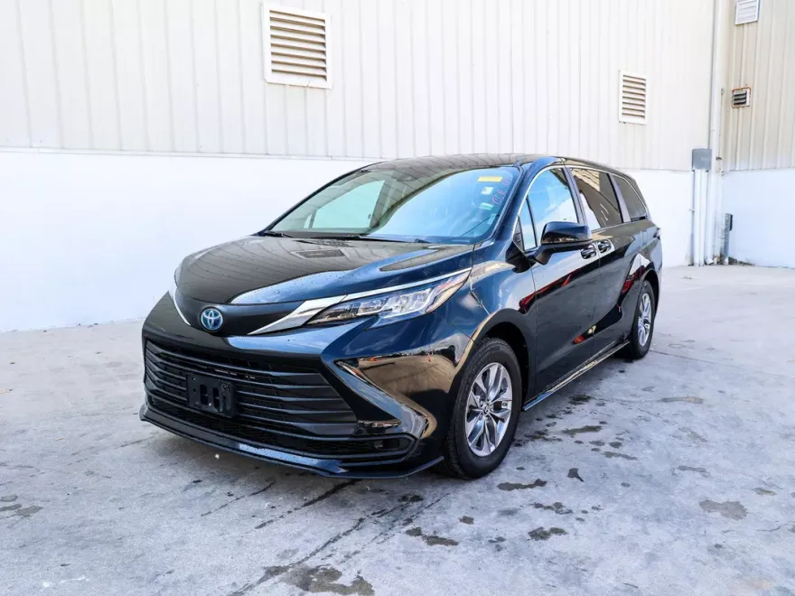 2023 Toyota Sienna LE photo 1
