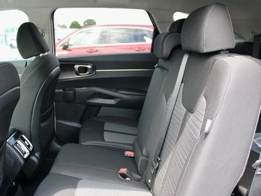 2025 Kia Sorento LX photo 6