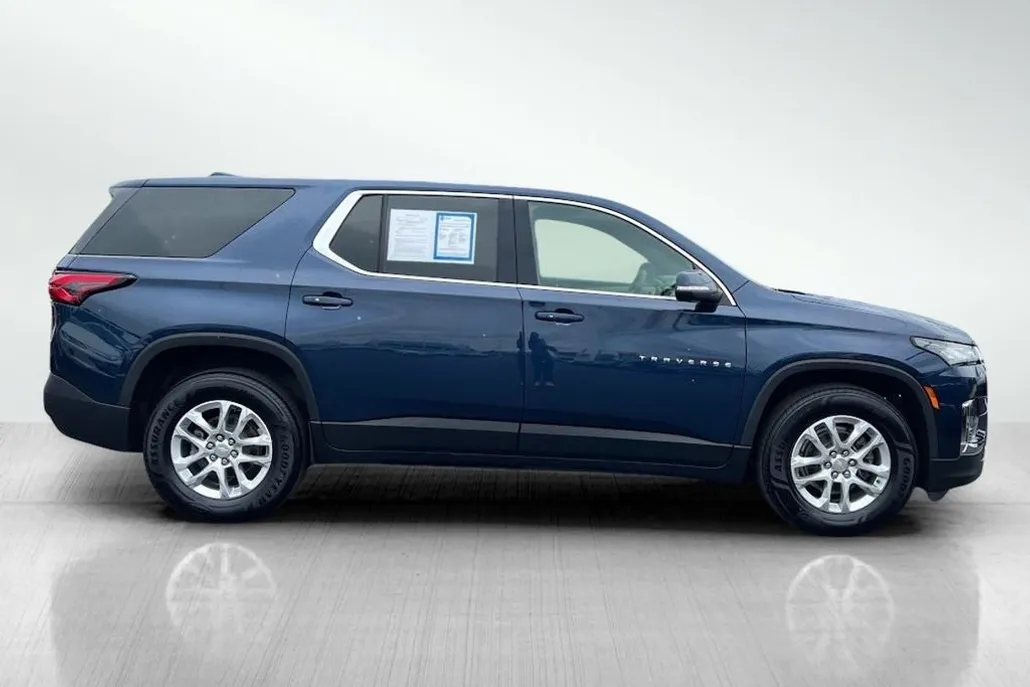 2022 Chevrolet Traverse LS photo 1