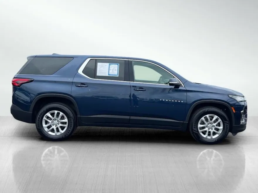 2022 Chevrolet Traverse LS photo 1