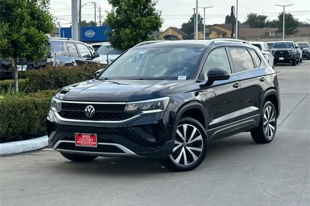2024 Volkswagen Taos SE photo 1