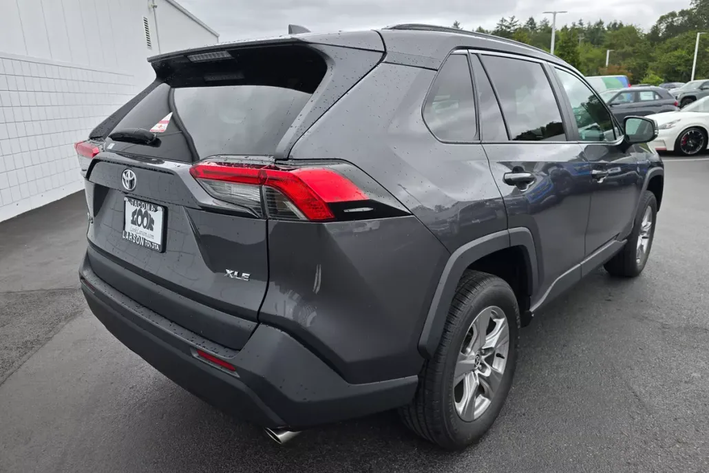 2022 Toyota RAV4 XLE photo 1
