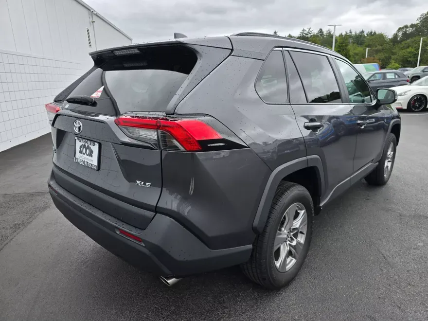 2022 Toyota RAV4 XLE photo 1